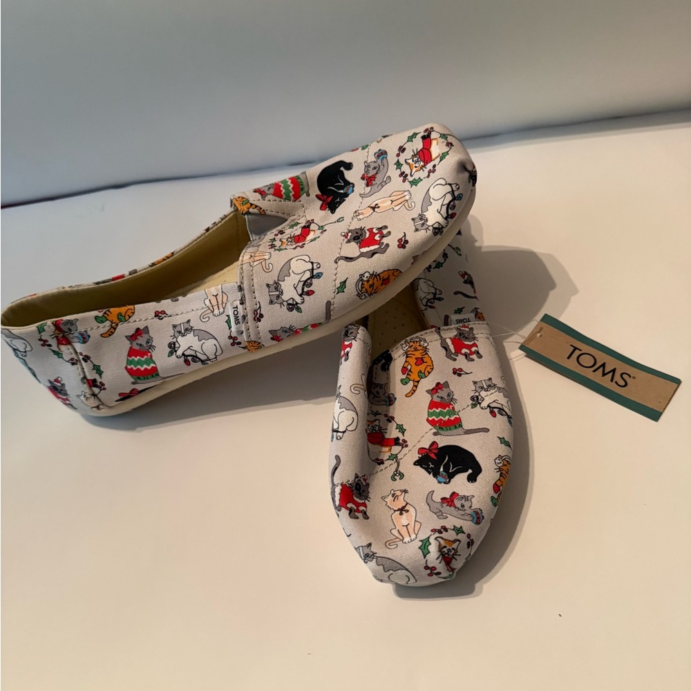 TOMS Belmont Light Gray Holiday Cats Multi Colored Canvas Loafers New Women’s 8